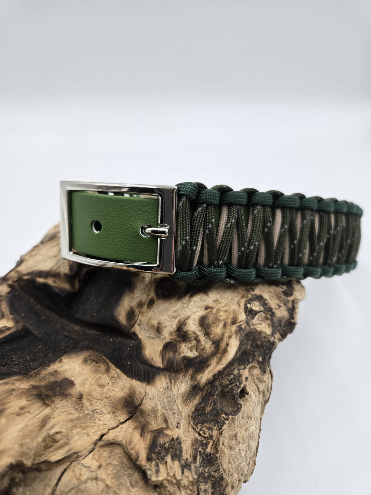 Sofortkauf - Halsband aus beschichtetem Gurtband in Olivgrün mit Cobramuster "Beige und Grüntönen" - 34 bis 40 cm