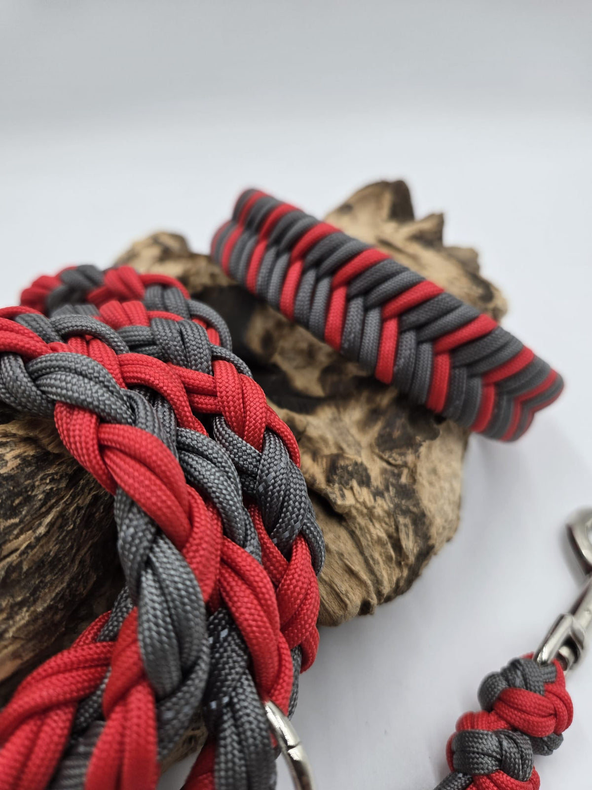 Sofortkauf - Halsband aus beschichtetem Gurtband mit Paracord-Fischgrätenmuster – Rot & Grau - 29 bis 37 cm