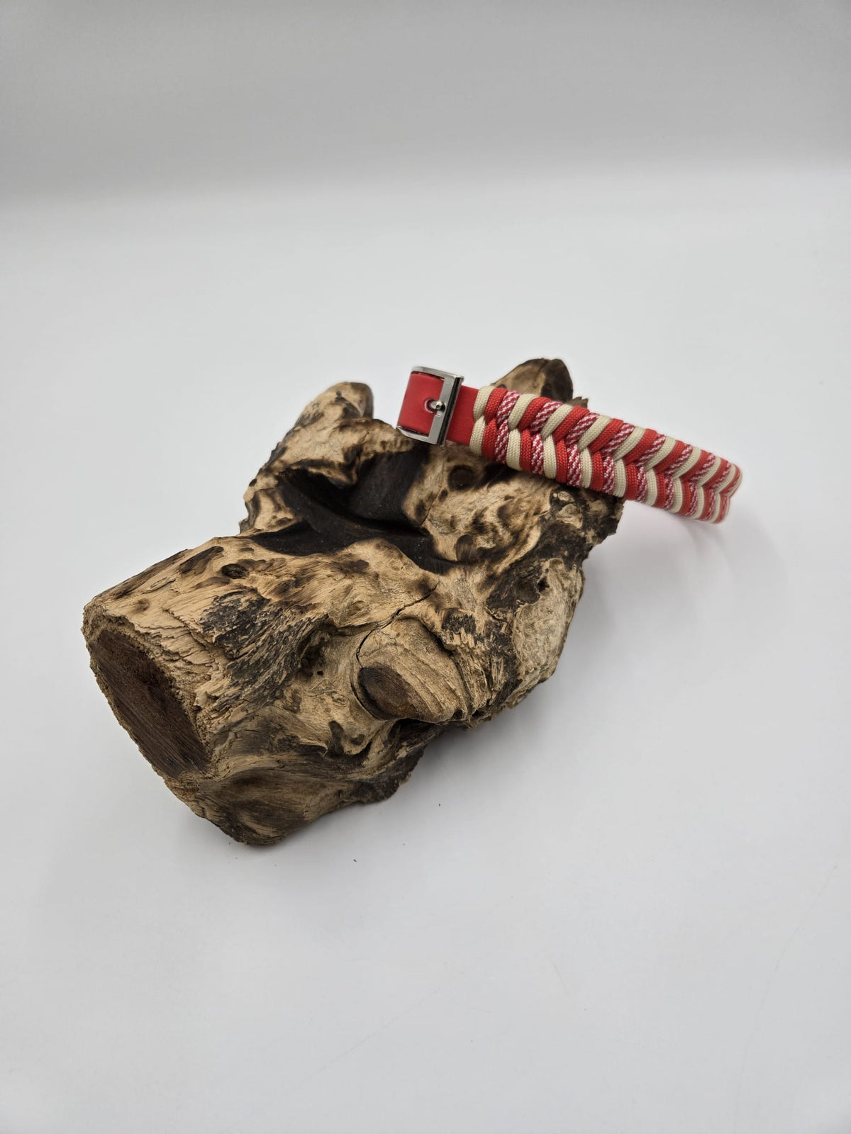 Sofortkauf - Halsband aus beschichtetem Gurtband in Rot mit Fischgrätenmuster - 43 bis 49 cm