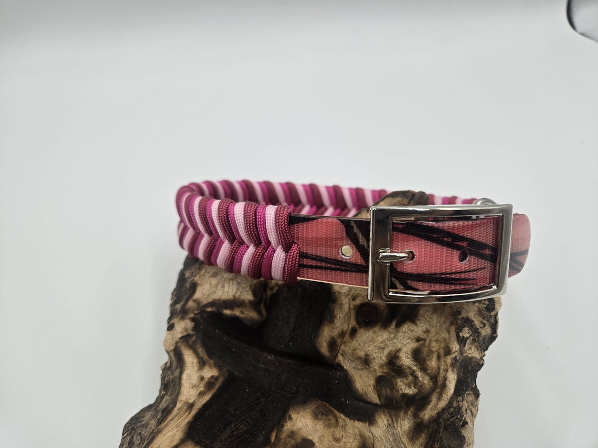 Sofortkauf - Biothane Gold-Halsband mit Paracord-Fischgrätenmuster – Rosatöne - 40 bis 44 cm