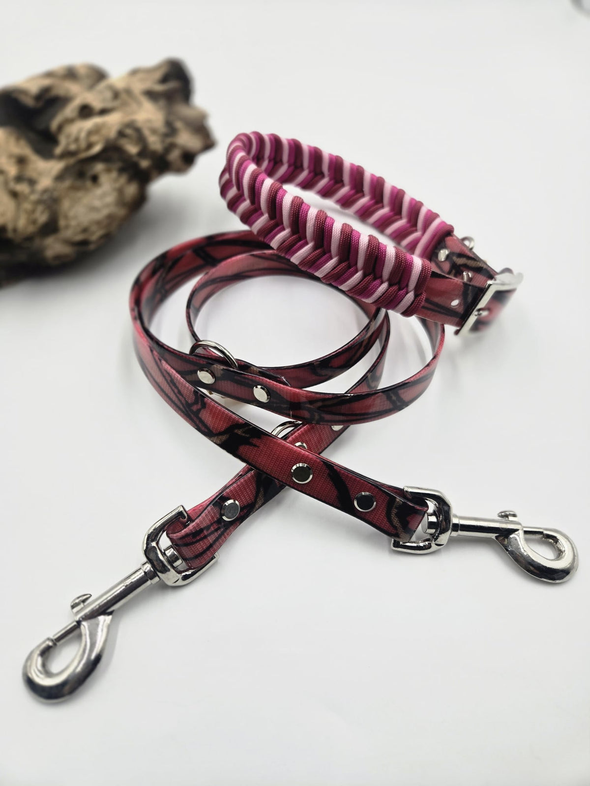 Sofortkauf - Biothane Gold-Halsband mit Paracord-Fischgrätenmuster – Rosatöne - 25 bis 31 cm