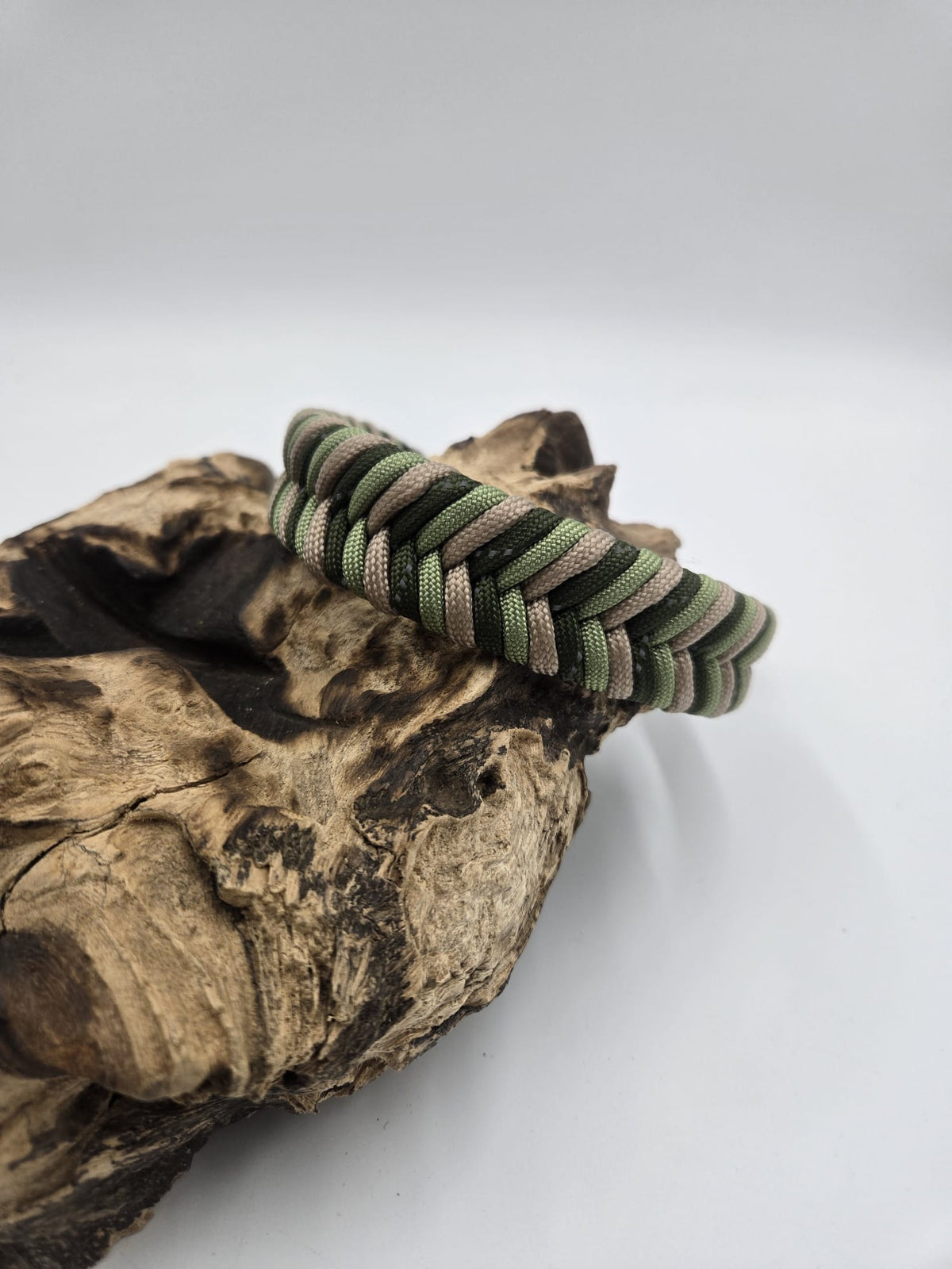 Sofortkauf - Biothane-Halsband in Grünbeige mit Fischgrätenmuster - 35 bis 47 cm