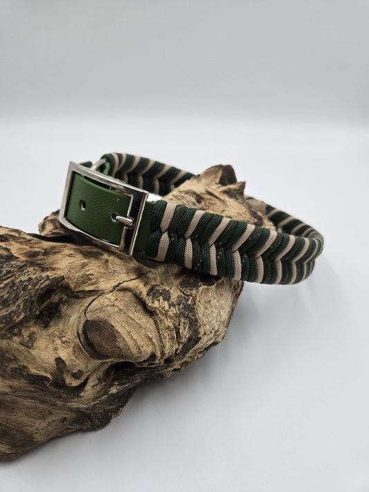 Sofortkauf - Halsband aus beschichtetem Gurtband in Olivgrün mit Fischgrätenmuster "Beige und Grüntönen" - 40 bis 46 cm