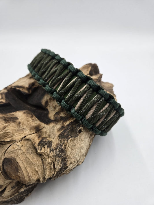 Sofortkauf - Halsband aus beschichtetem Gurtband in Olivgrün mit Cobramuster "Beige und Grüntönen" - 47 bis 54 cm
