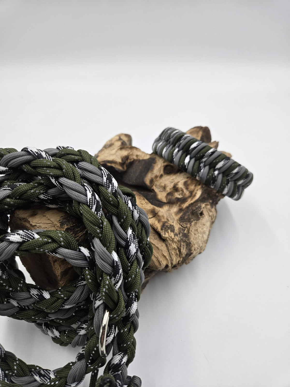 Sofortkauf - Halsband aus beschichtetem Gurtband "Grau, Olivgrün und Schwarz weißem Camouflage" - 39 bis 47 cm