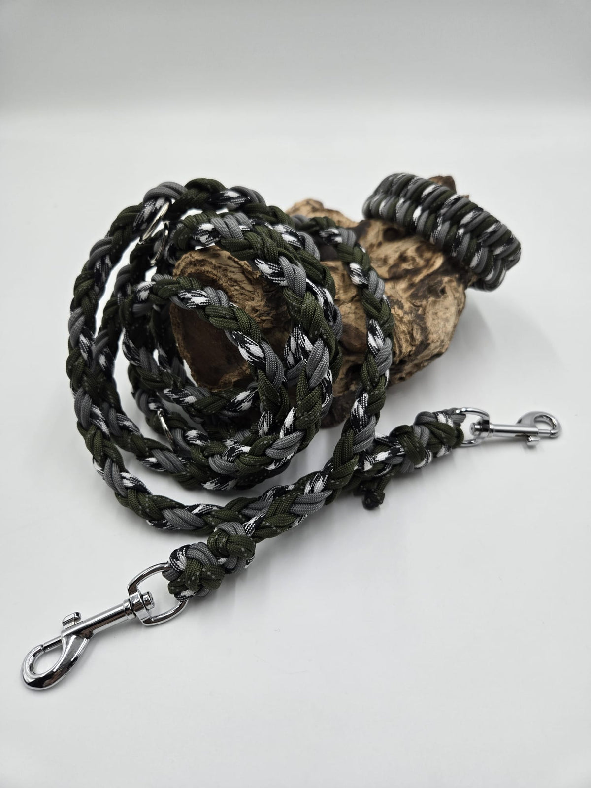 Sofortkauf - Paracord Leine 8-fach geflochten – Schwarz-Weiß-Camouflage, Oliv & Grau - 220 cm