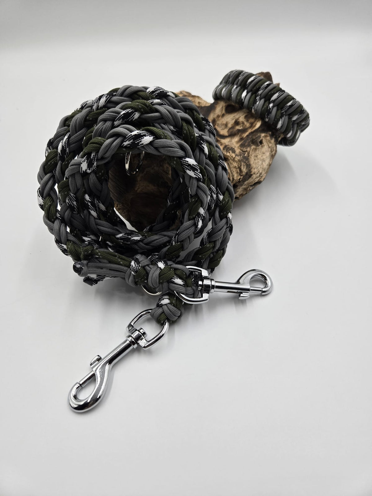 Sofortkauf - Paracord Leine 8-fach geflochten – Schwarz-Weiß-Camouflage, Oliv & Grau - 220 cm