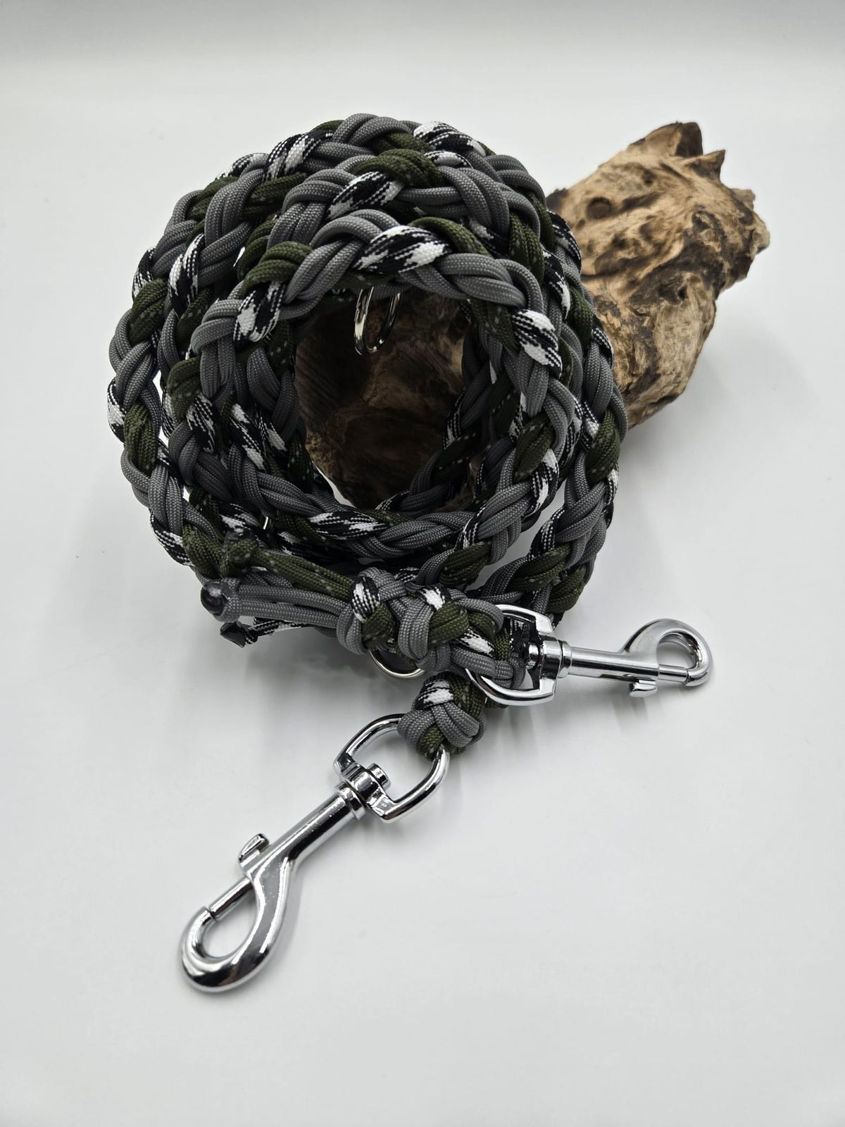Sofortkauf - Paracord Leine 8-fach geflochten – Schwarz-Weiß-Camouflage, Oliv & Grau - 220 cm