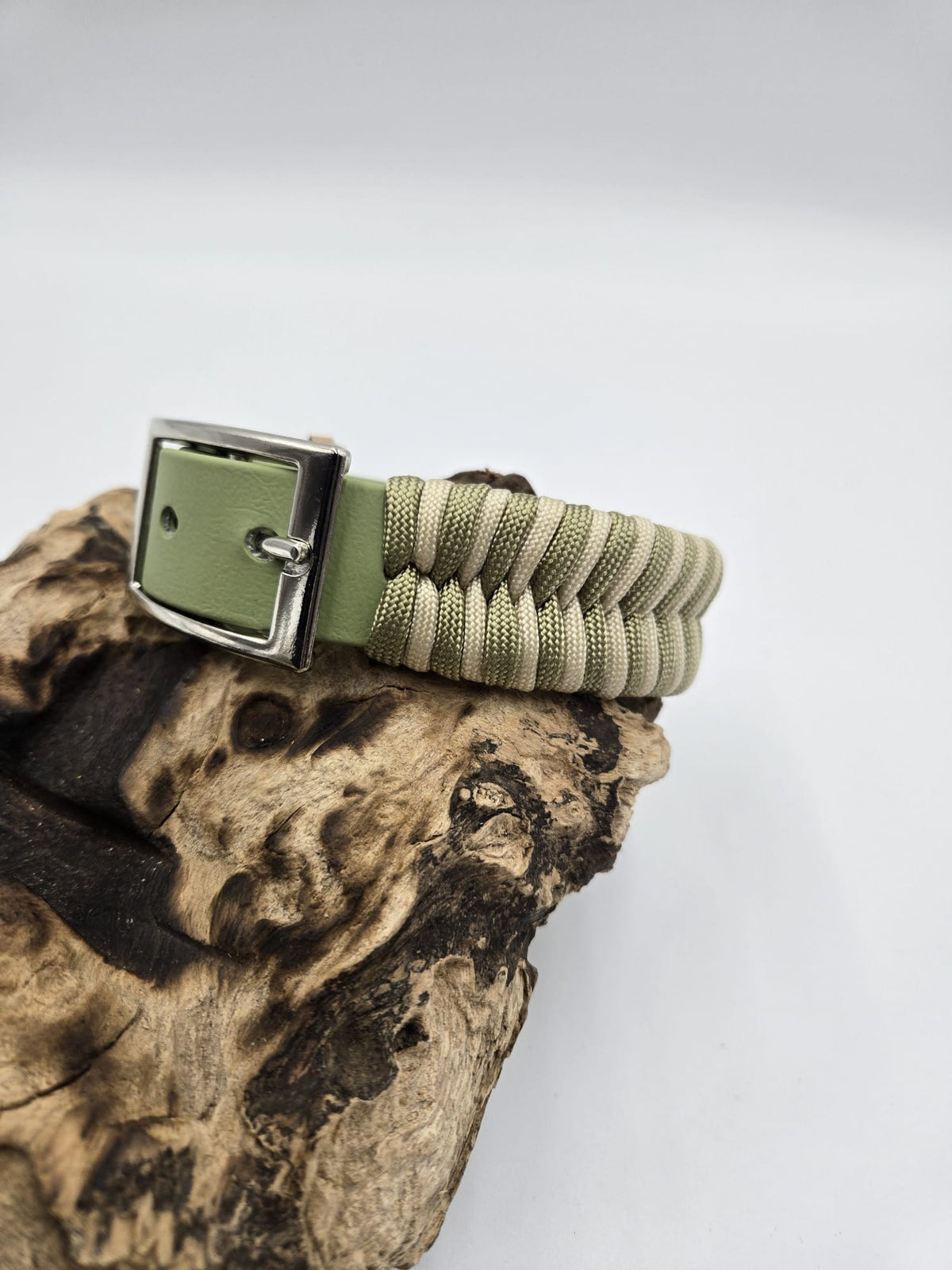 Sofortkauf - Halsband Fischgrätenmuster & Leine 4-fach geflochten – Fischgräten-Set in Guacamole & Graubeige - 22 bis 26 cm - 280 cm