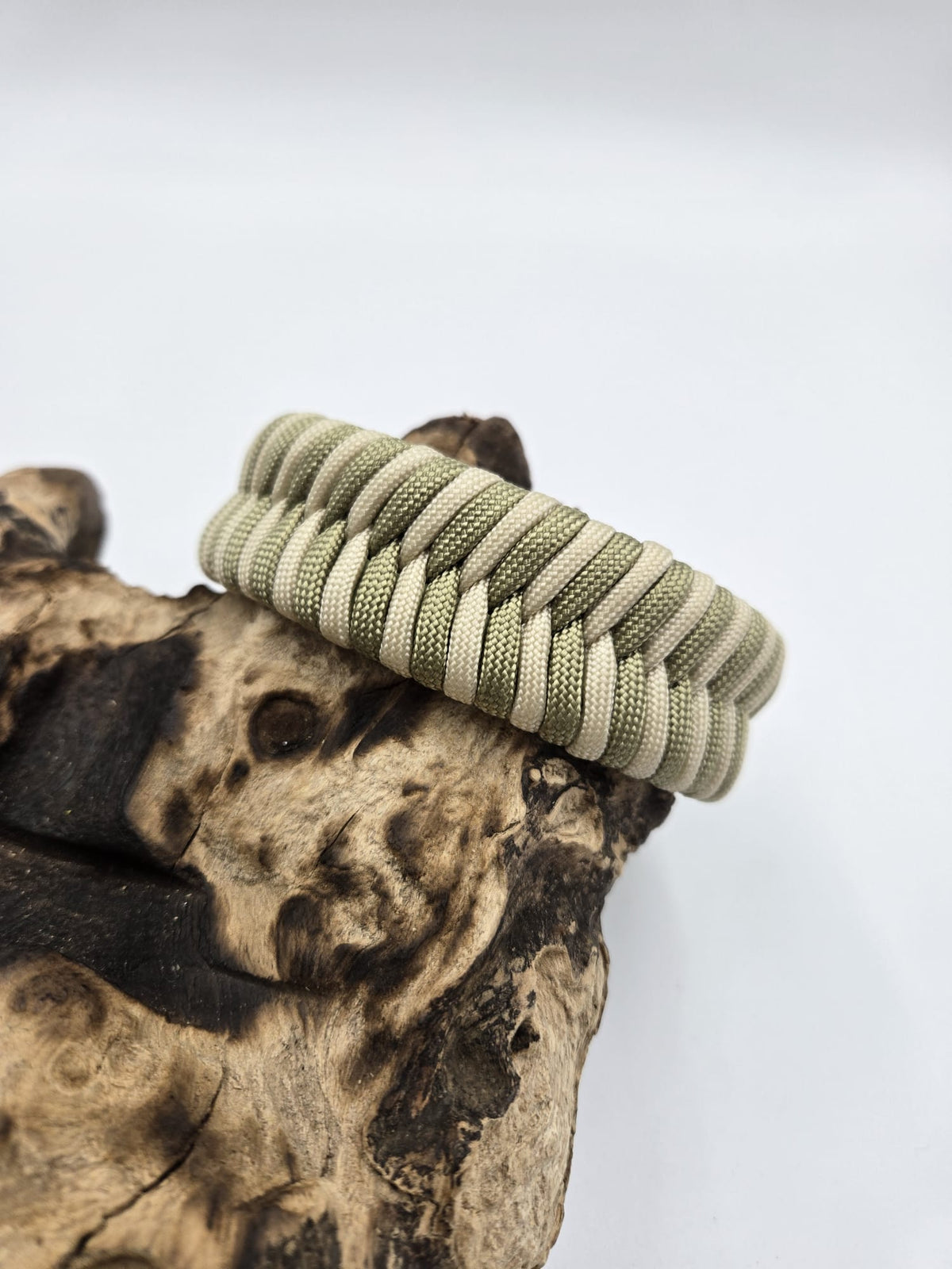 Sofortkauf - Halsband Fischgrätenmuster & Leine 4-fach geflochten – Fischgräten-Set in Guacamole & Graubeige - 22 bis 26 cm - 280 cm