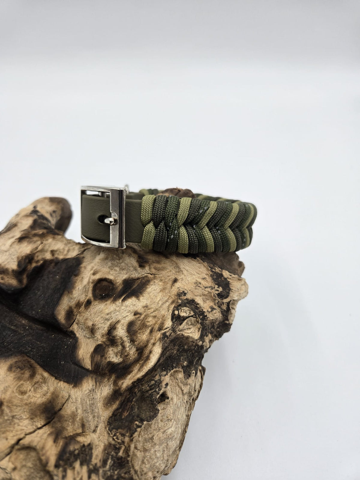 Sofortkauf - Biothane-Halsband mit Fischgrätenmuster in verschiedenen olivgrüntönen - 21 bis 27 cm