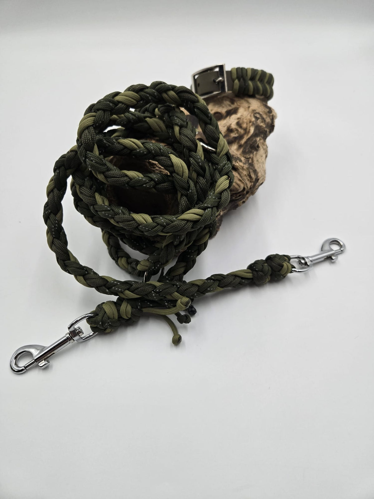 Sofortkauf - Biothane-Halsband mit Fischgrätenmuster in verschiedenen olivgrüntönen - 27 bis 29 cm