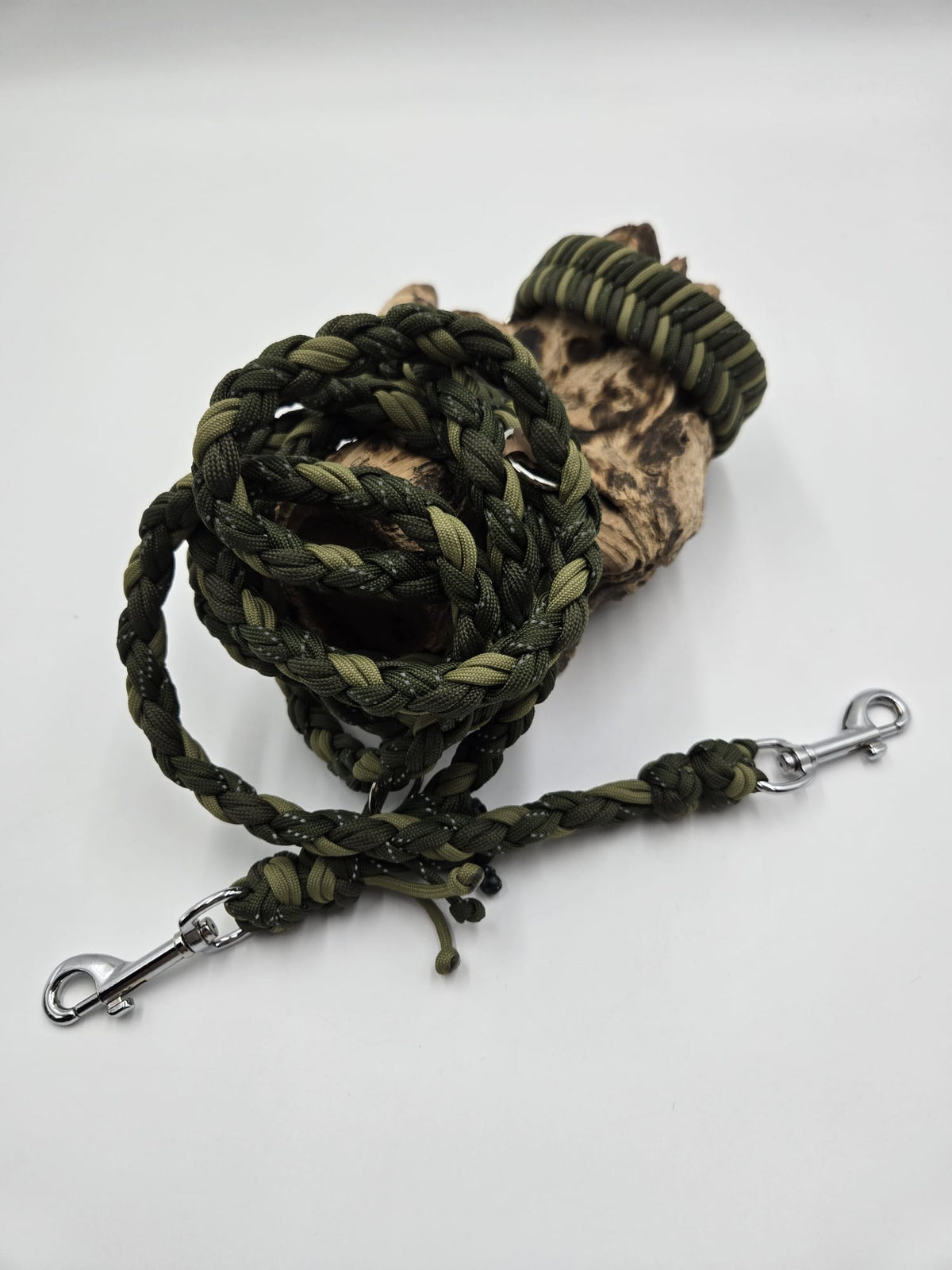 Sofortkauf - Biothane-Halsband mit Fischgrätenmuster in verschiedenen olivgrüntönen - 27 bis 29 cm