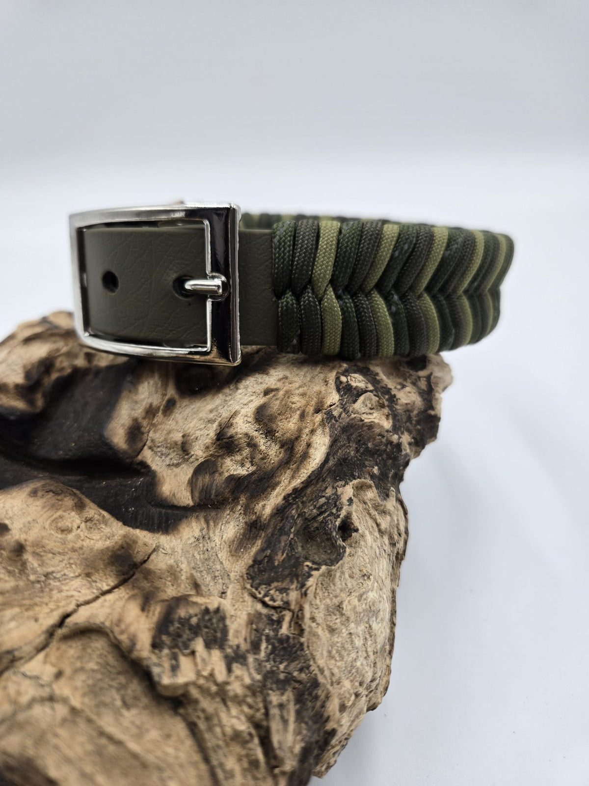 Sofortkauf - Biothane-Halsband mit Fischgrätenmuster in verschiedenen olivgrüntönen - 27 bis 29 cm