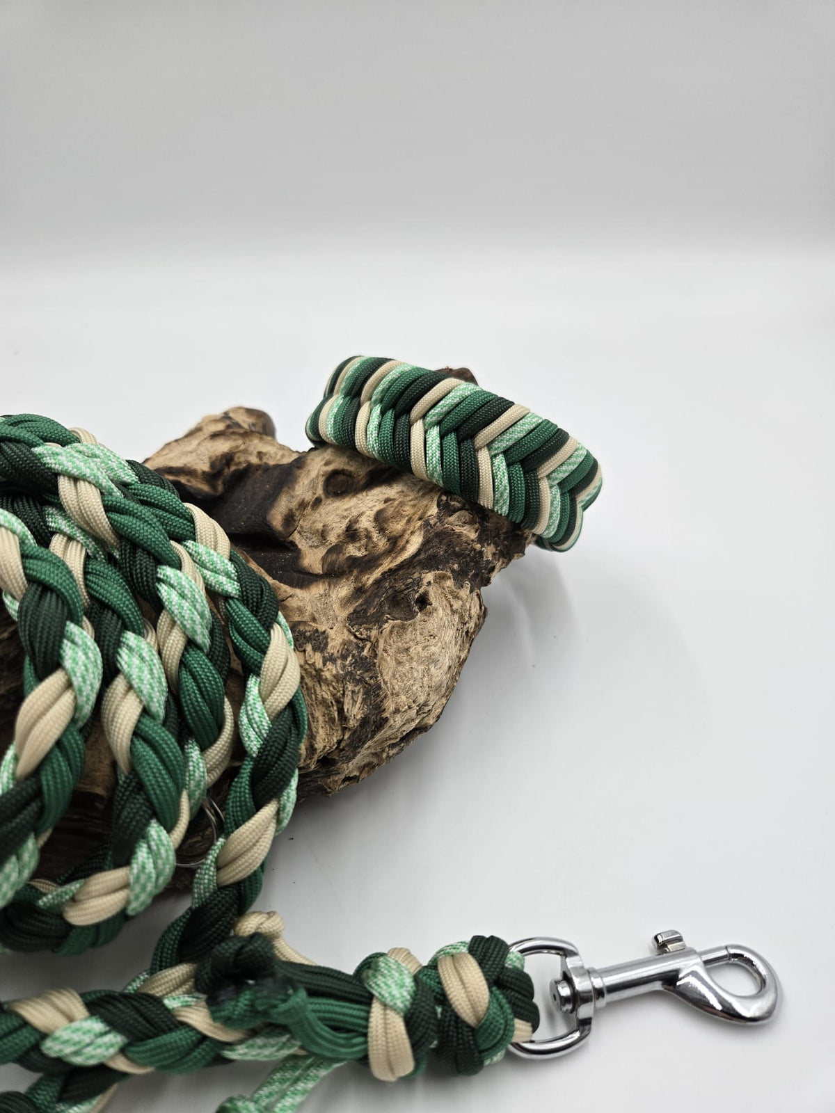 Sofortkauf - Biothane-Hundehalsband mit Fischgrätenmuster in verschiedenen Grüntönen - 31 bis 38 cm