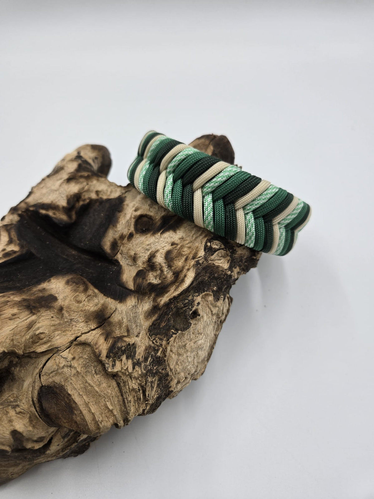 Sofortkauf - Biothane-Hundehalsband mit Fischgrätenmuster in verschiedenen Grüntönen - 24 bis 29 cm