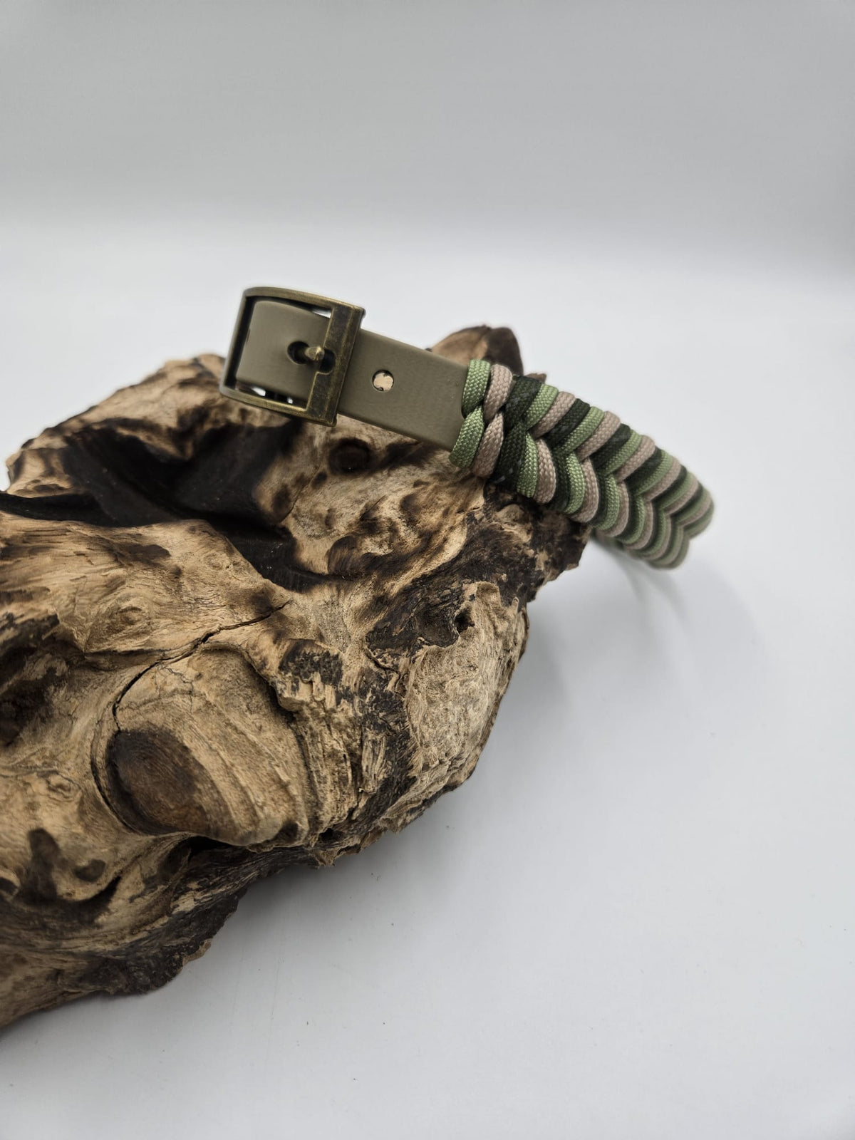 Sofortkauf - Biothane-Halsband in Grünbeige mit Fischgrätenmuster - 20 bis 25 cm