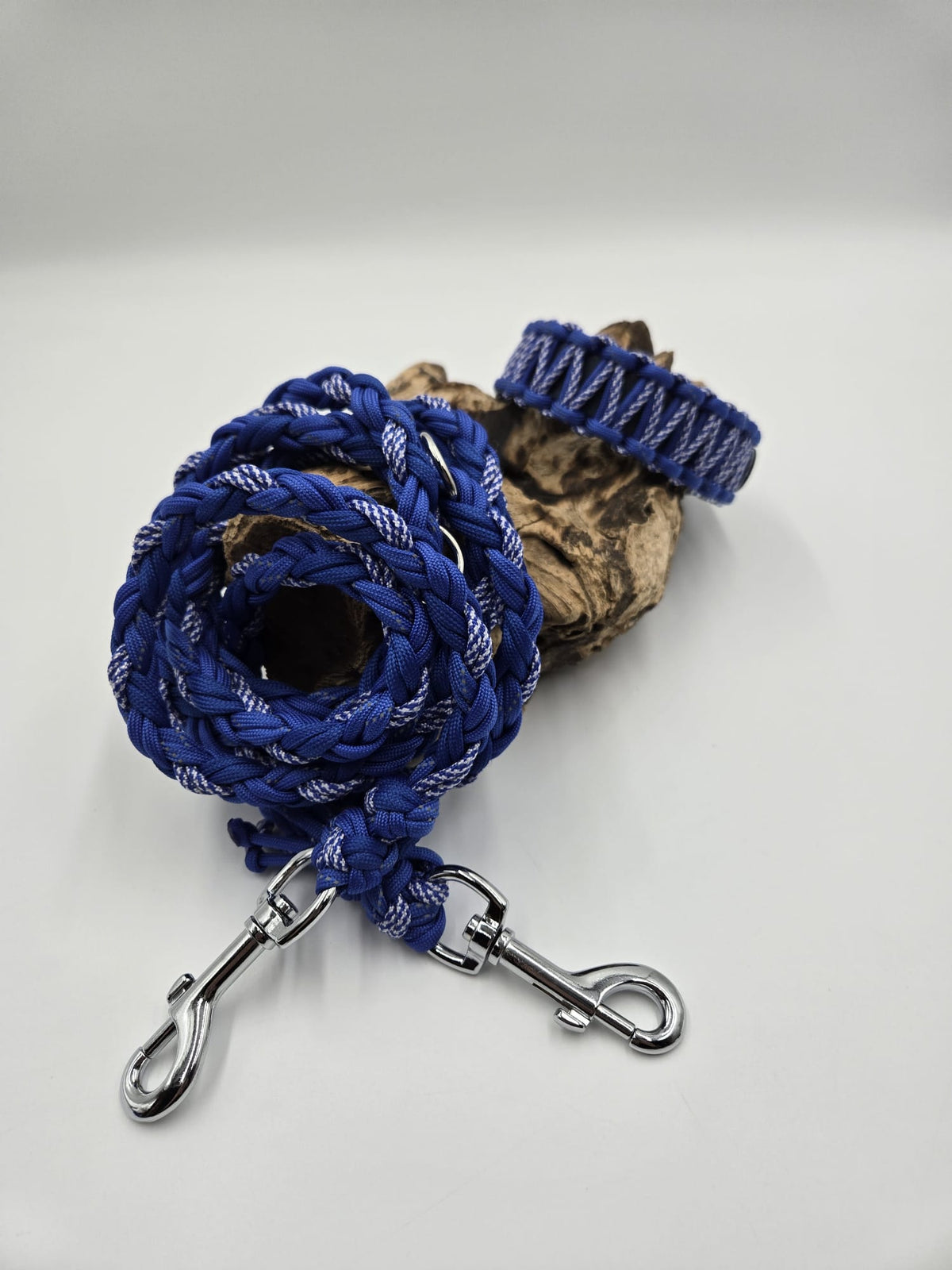 Sofortkauf - Hundehalsband mit Paracord-Umwicklung in verschiedenen Blautönen - 31 bis 39 cm