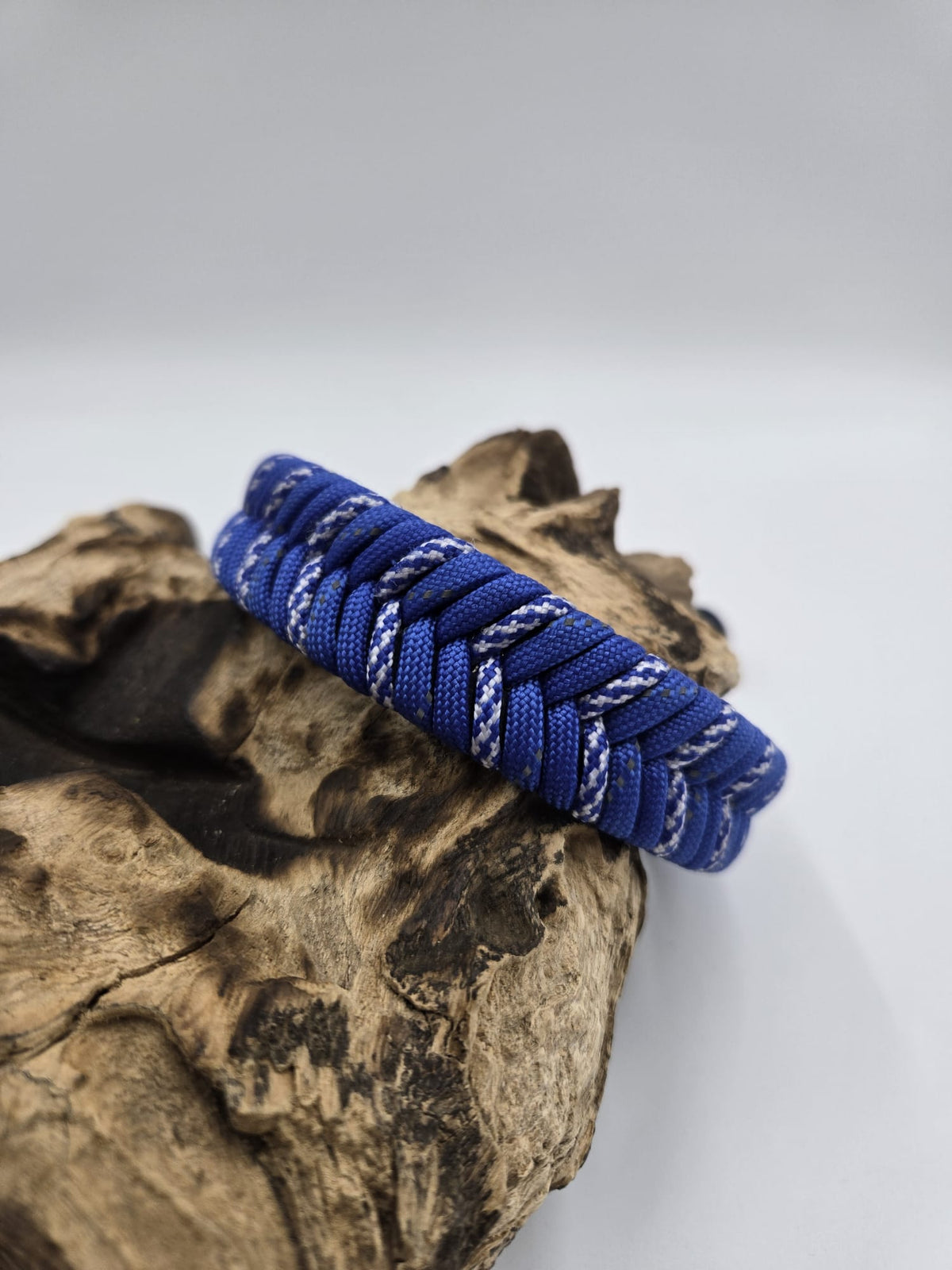 Sofortkauf - Halsband aus beschichtetem Gurtband mit Paracord-Fischgrätenmuster – Petrol & Blau - 32 bis 39 cm