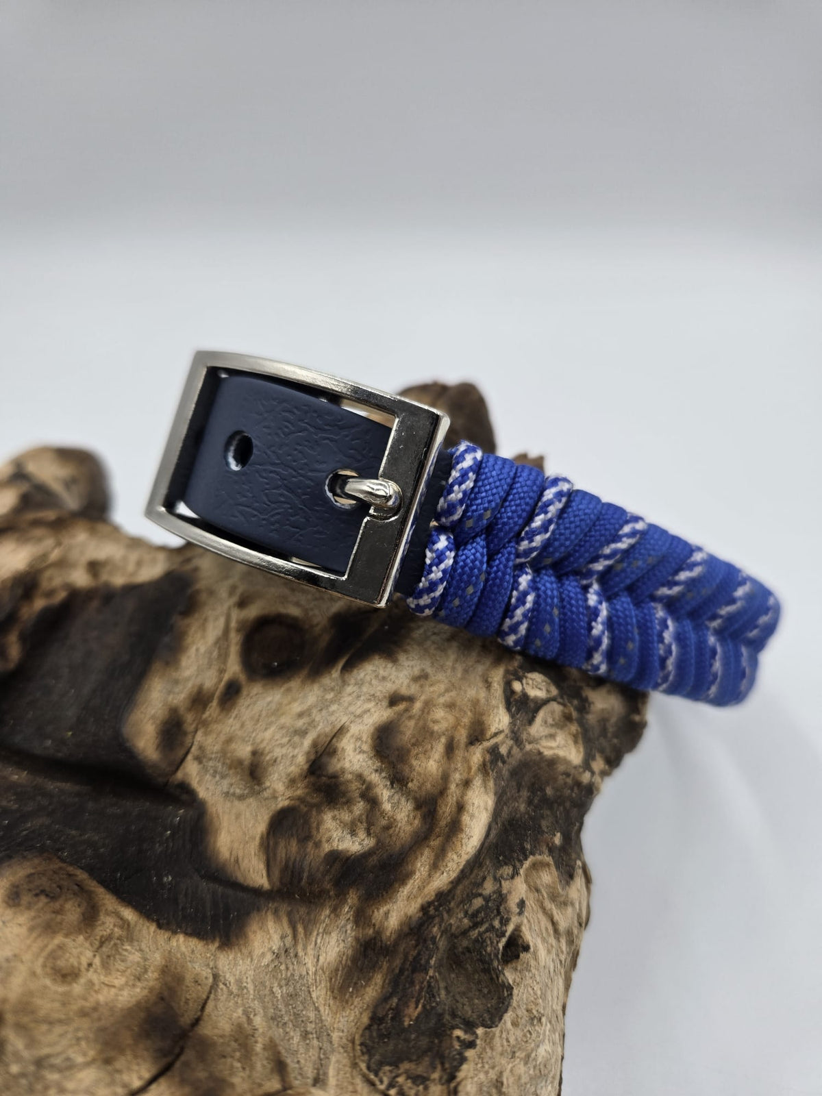 Sofortkauf - Halsband aus beschichtetem Gurtband mit Paracord-Fischgrätenmuster – Petrol & Blau - 32 bis 39 cm