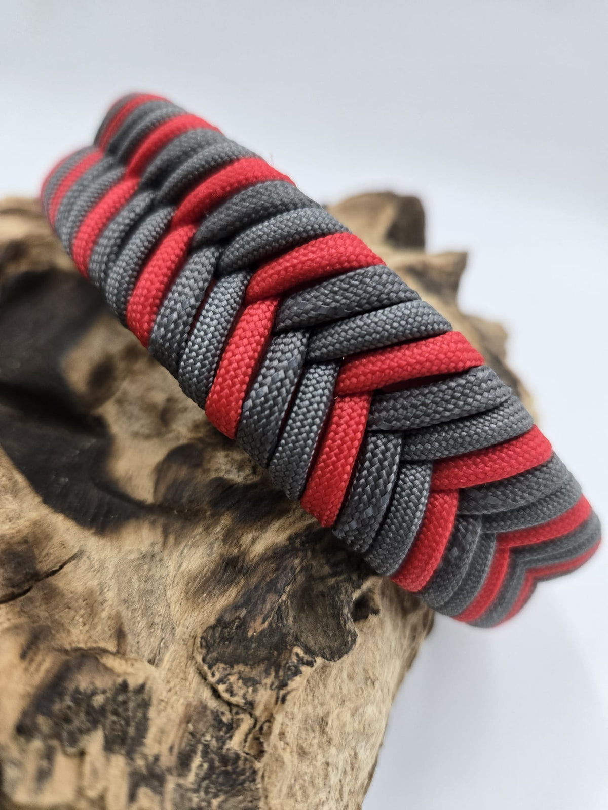 Sofortkauf - Halsband aus beschichtetem Gurtband mit Paracord-Fischgrätenmuster – Rot & Grau - 25 bis 31 cm