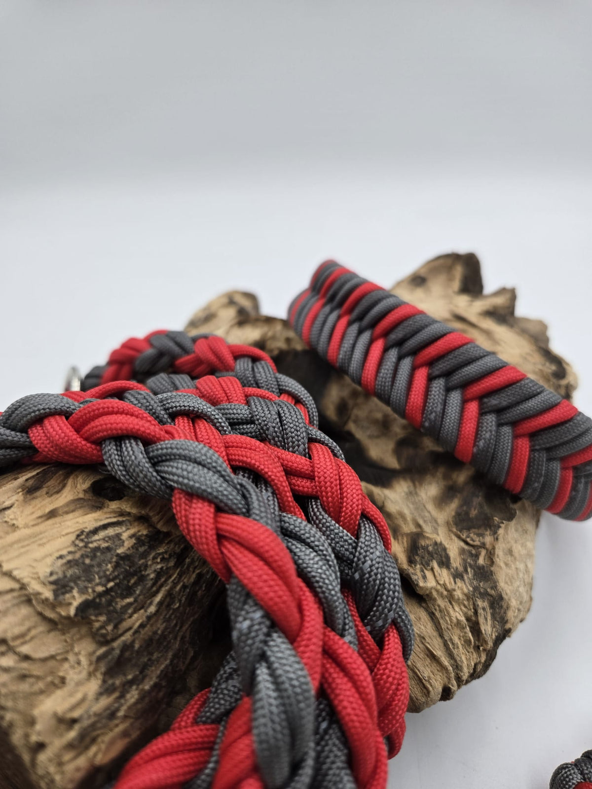 Sofortkauf - Halsband aus beschichtetem Gurtband mit Paracord-Fischgrätenmuster – Rot & Grau - 14 bis 19 cm