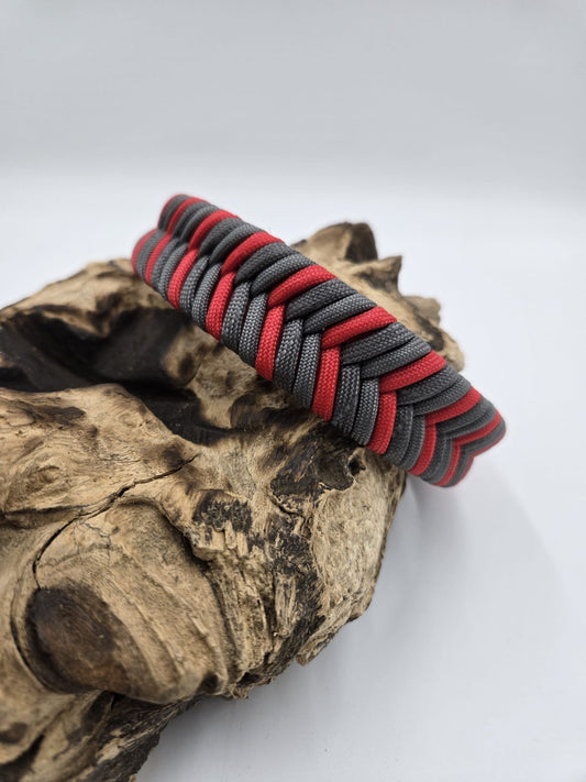 Sofortkauf - Halsband aus beschichtetem Gurtband mit Paracord-Fischgrätenmuster – Rot & Grau - 36 bis 43 cm