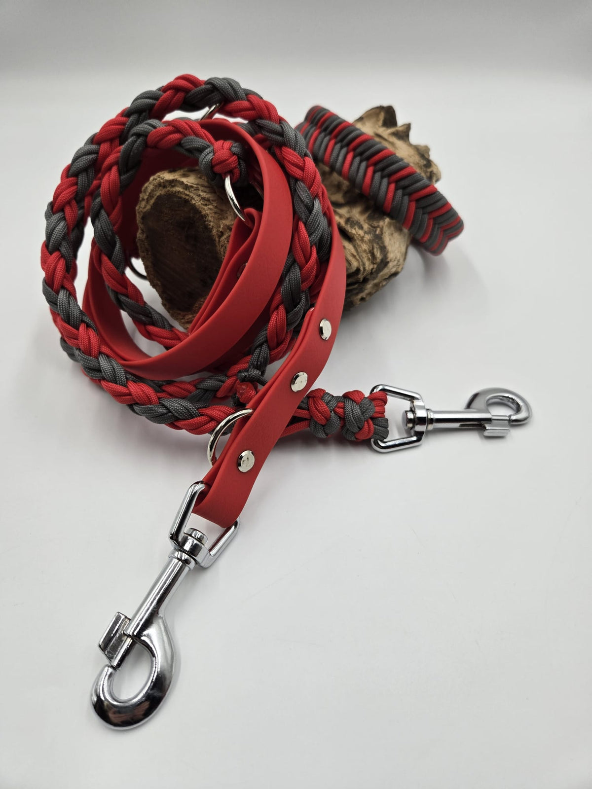 Sofortkauf - Kombi-Leine aus beschichtetem Gurtband & Paracord 8-fach geflochten – Rot & Grau - 250 cm