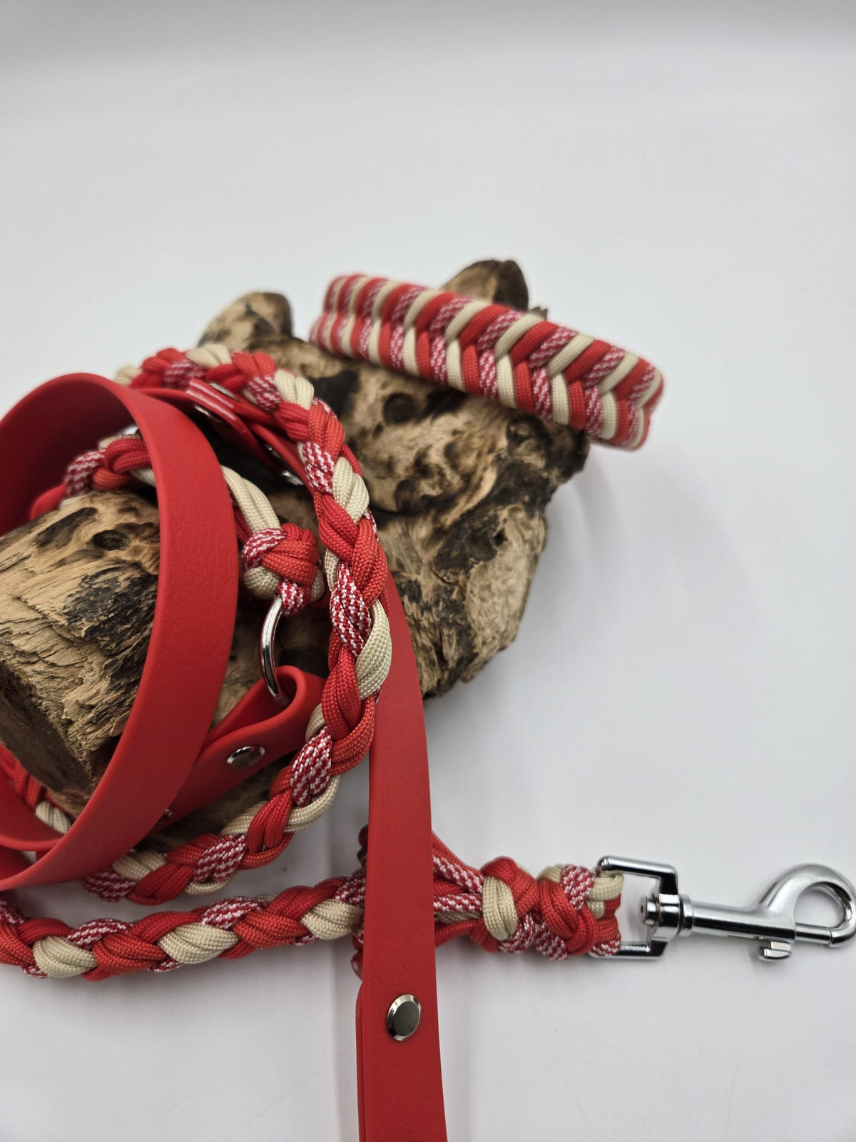 Sofortkauf - Halsband aus beschichtetem Gurtband in Rot mit Fischgrätenmuster - 38 bis 46 cm